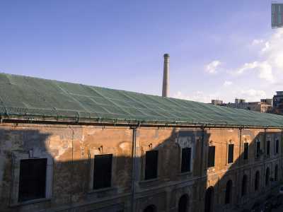 Siamo nel cuore del rione Libert� di Bari e di fronte a noi si staglia una storica struttura dei primi anni del 900 costruita in stile liberty che ha saputo resistere allo scorrere del tempo